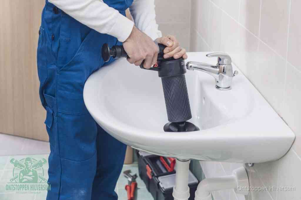 Een te ruwe doe-het-zelf poging met een hand-pomp op de afvoer van een badkamer-wastafel, een van de veelgemaakte fouten bij afvoer ontstoppen in Hilversum